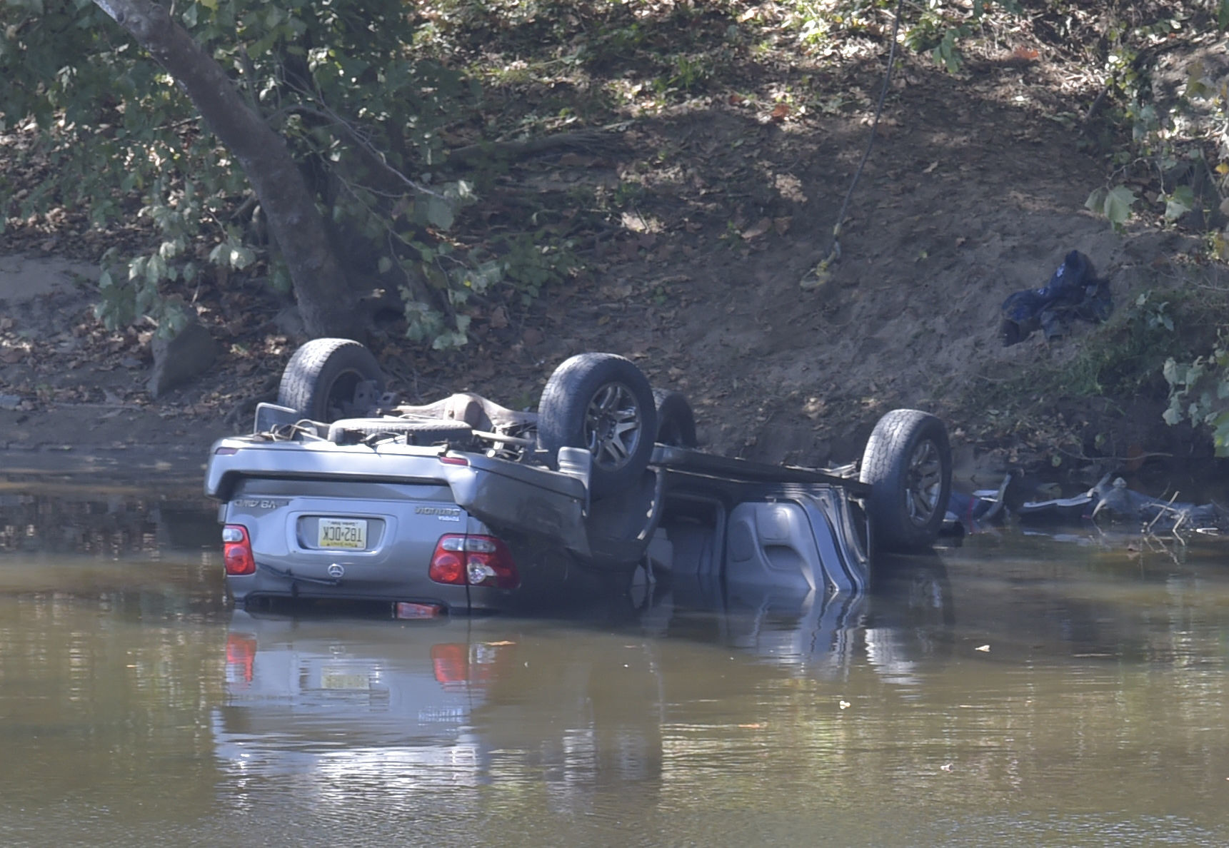 Vehicle in James River 01